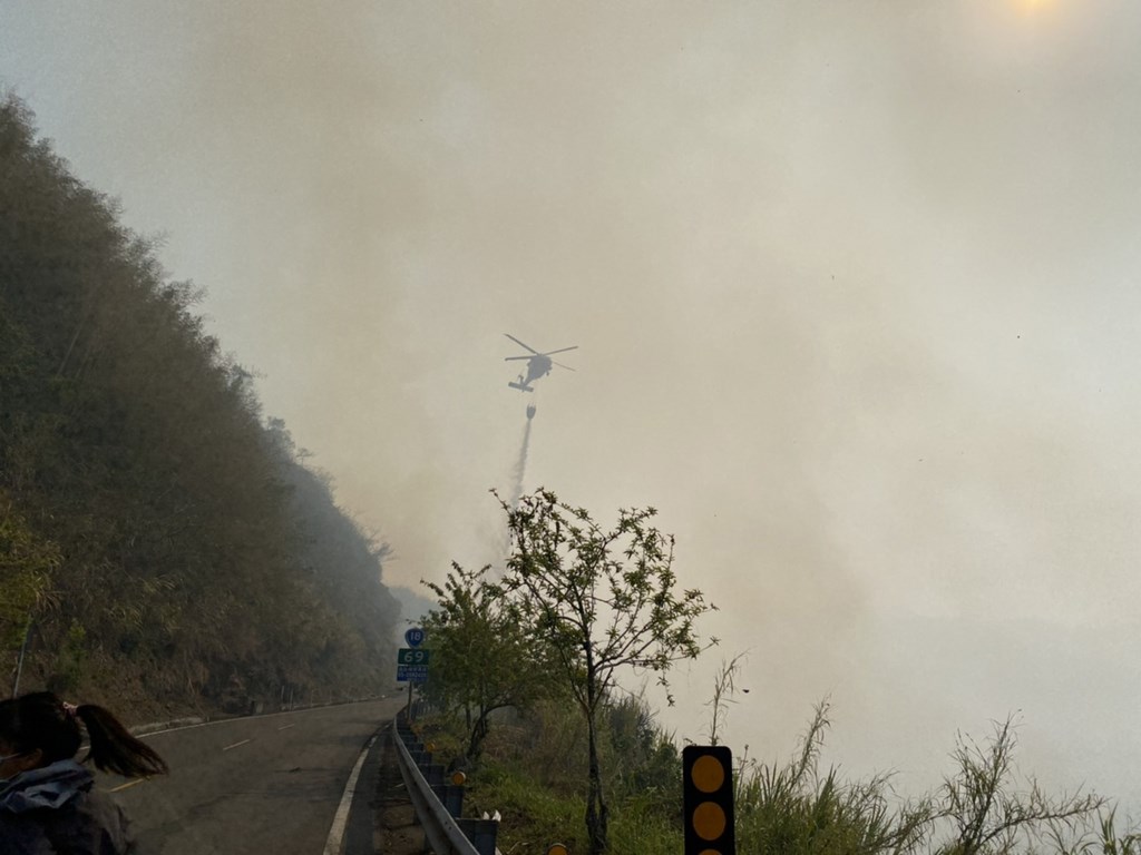 嘉義縣達邦公路18日下午發生林班地火警,由於火場陡峭滅火不易,內政部空中勤務總隊及陸軍航空特戰指揮部出動直升機空中灑水滅火。(嘉義林管處提供)中央社記者蔡智明傳真 110年3月19日