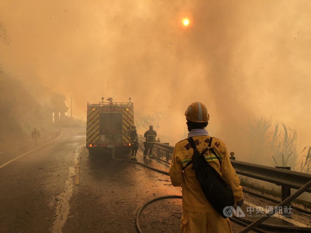 嘉義縣達邦公路18日下午發生林班地火警,嘉義縣消防局協助滅火,現場濃煙不斷。(嘉義縣消防局提供)中央社記者蔡智明傳真 110年3月19日