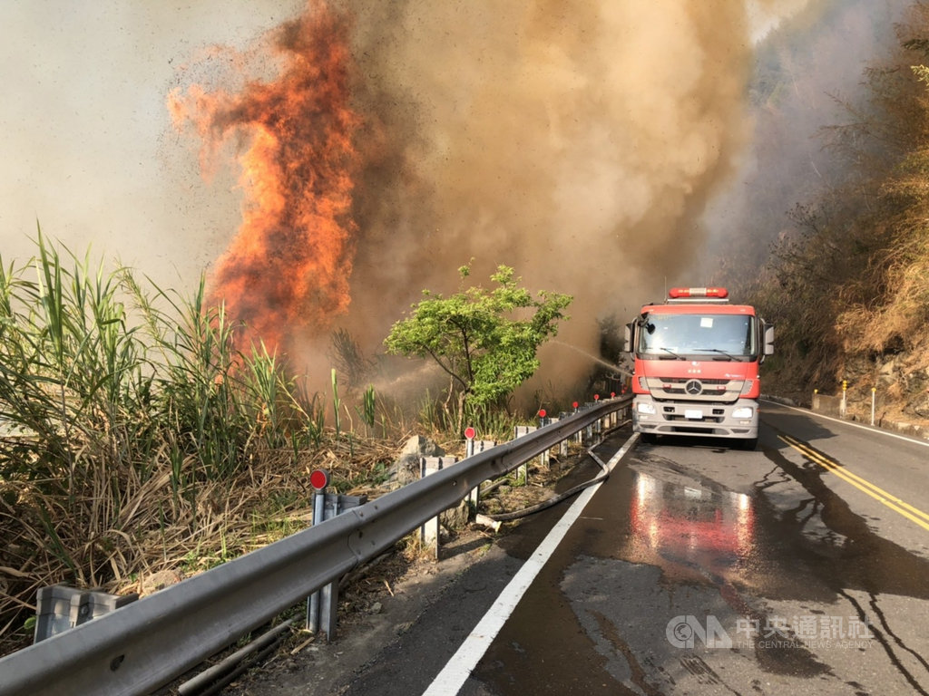 嘉義縣達邦公路18日下午發生林班地火警,一路往上燃燒,燒到台18縣阿里山公路下方,消防車在阿里山公路上灌水滅火,阿里山公路68.7K到69.2K進行機動交通管制。(嘉義縣消防局提供)中央社記者蔡智明傳真 110年3月19日
