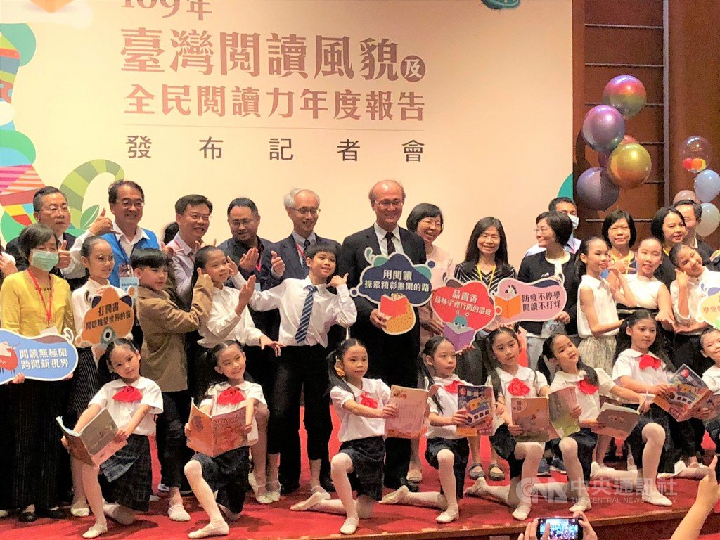 國家圖書館19日發布109年全民閱讀力年度報告,受到疫情影響,圖書館進館人次較108年大減3成,但電子書借閱總數成長4成。中央社記者陳至中台北攝 110年3月19日