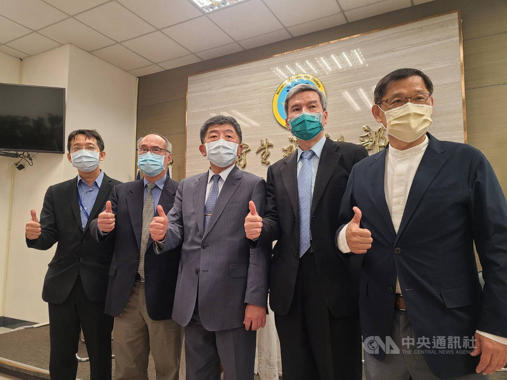 AZ疫苗最快22日開打,衛福部長陳時中是否率先施打各界關注。陳時中(中)19日出席國衛院記者會時坦言,原本他已參加高端疫苗臨床試驗,不料評估都做完了,AZ疫苗竟在當天到貨,該打哪支令他兩難。中央社記者張茗喧攝 110年3月19日