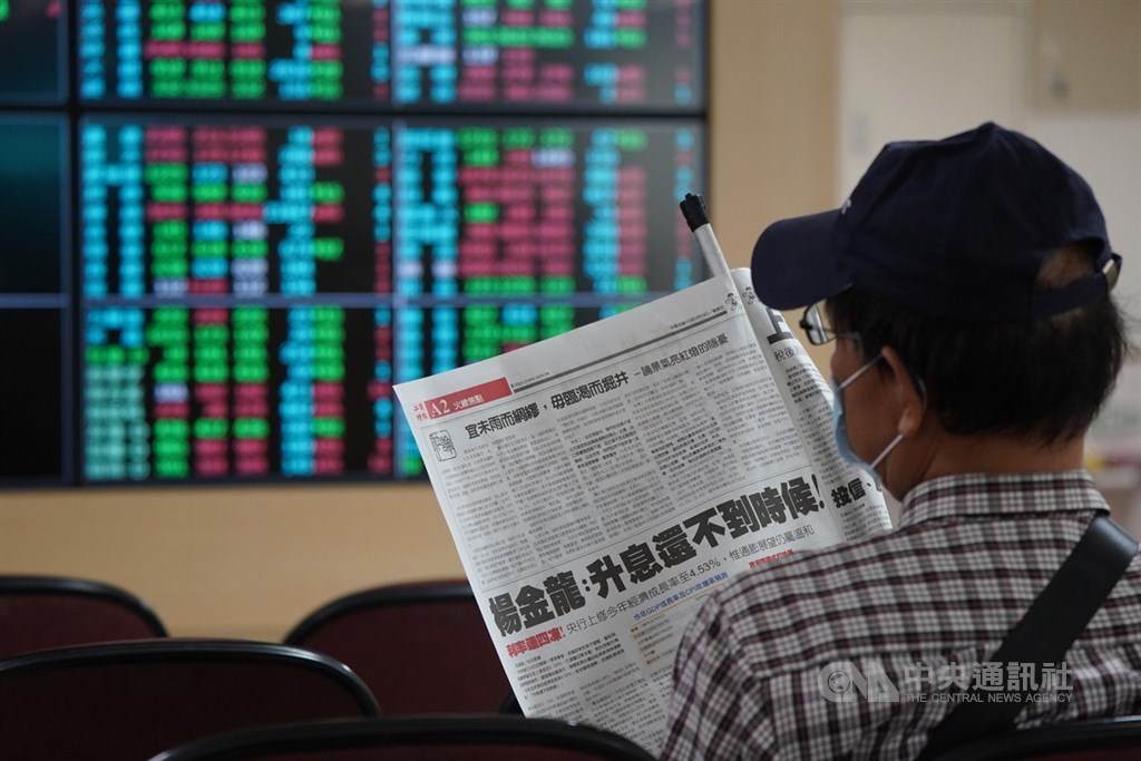 台北股市19日開低走低,收盤跌217.6點,為16070.24點,跌幅1.34%,成交金額新台幣3899.21億元。投資人在證券行內關注財經新聞。中央社記者徐肇昌攝 110年3月19日