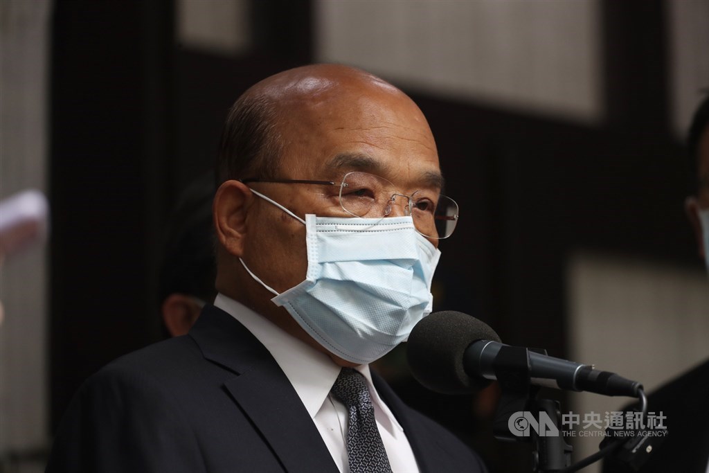 行政院發言人羅秉成表示,經專家會議同意後,行政院長蘇貞昌(圖)會率先施打AZ疫苗,施打時間由指揮中心安排。圖為蘇貞昌上午在立法院受訪。中央社記者裴禛攝 110年3月19日