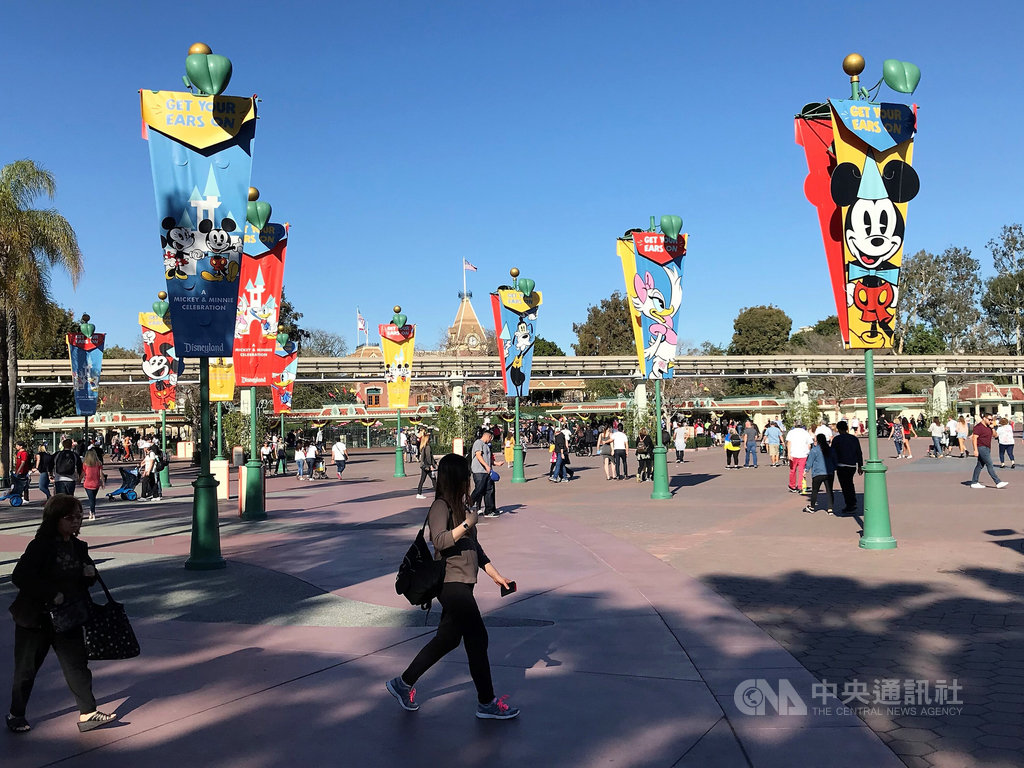 隨著疫情逐漸緩和,加州政府鬆綁規定,各大主題樂園4月起得在限制人數下陸續重新營業。圖為疫情之前的加州迪士尼。中央社記者林宏翰洛杉磯攝 110年3月20日