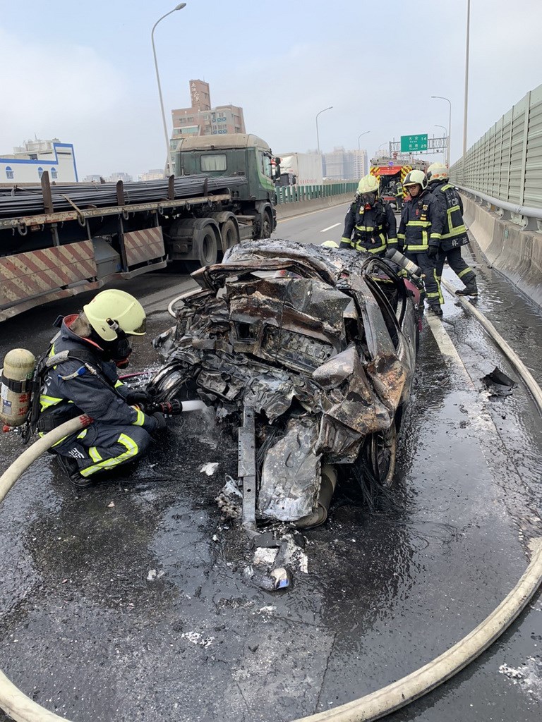 西濱快速道路北上152K處20日下午發生一起預拌混凝土車與自小客車碰撞事故,自小客車現場起火燃燒。(民眾提供)中央社記者郝雪卿傳真 110年3月20日