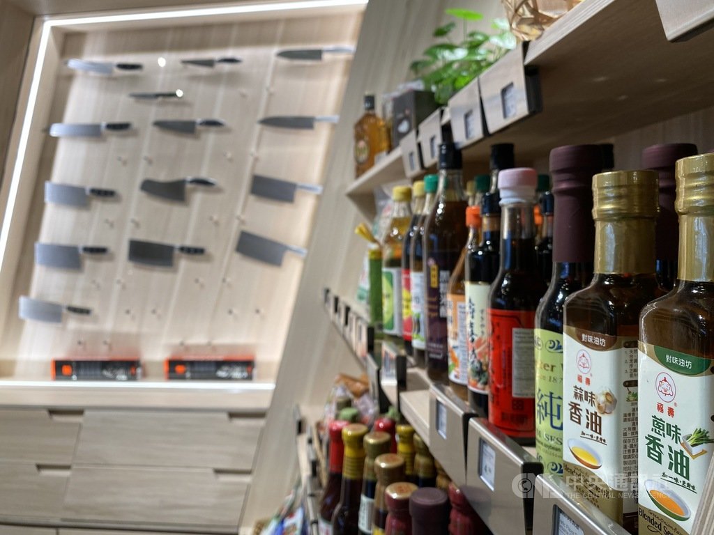國華台灣食品公司及分店在多倫多銷售各類台灣食品及廚房佐料,品項齊全,是附近台僑一解思鄉情的「採購勝地」。中央社記者胡玉立多倫多攝 110年3月21日