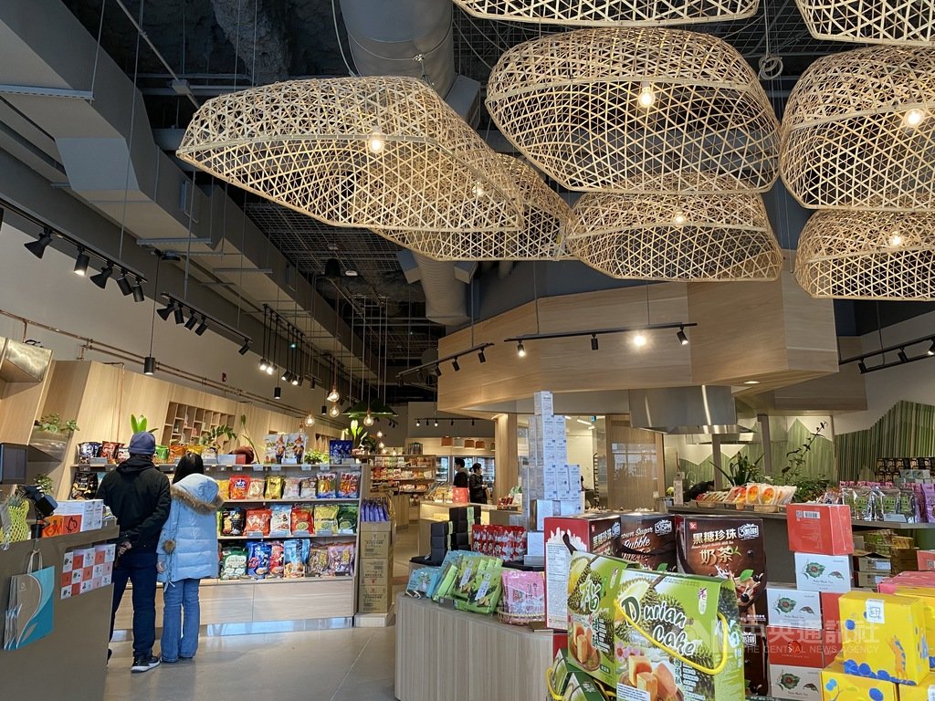台灣美食超市Maeli Market去年10月在多倫多新開張,數度被當地社群媒體報導。店內裝潢陳設充滿巧思,處處注入台灣元素。中央社記者胡玉立多倫多攝 110年3月21日