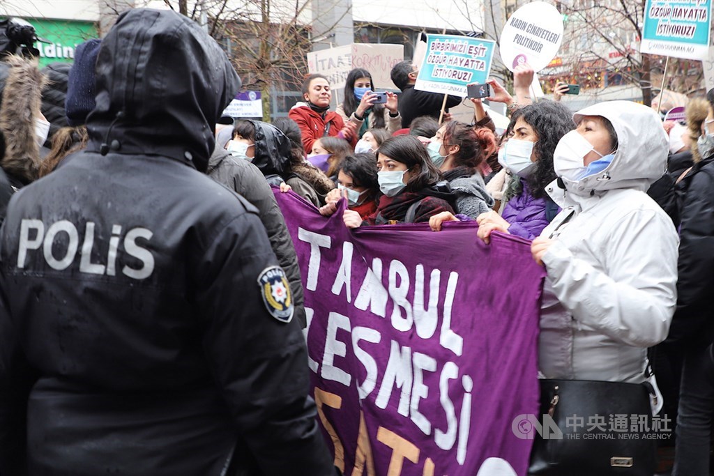 土耳其退出預防家暴等針對女性暴力的「伊斯坦堡公約」,數以百計婦女20日冒雨在安卡拉示威,與警方對峙、叫陣,並一度發生推擠。中央社記者何宏儒安卡拉攝 110年3月21日
