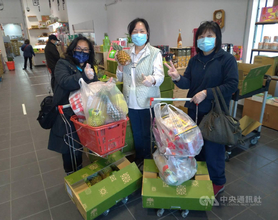在加拿大溫哥華及多倫多兩地長期經營台灣食品進口生意的周怡華(中),空運進口新鮮鳯梨挺鳯農。(周怡華提供)中央社記者胡玉立多倫多傳真 110年3月21日