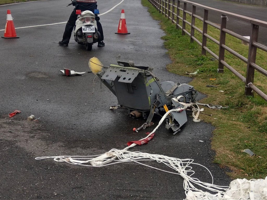 空軍志航基地2架F-5E戰機22日疑發生空中擦撞墜海，行政院國家搜救指揮中指出，接獲警方通報於台26線73 公里處發現1具傘具連座椅。（國搜中心提供）中央社記者黃麗芸傳真 110年3月22日