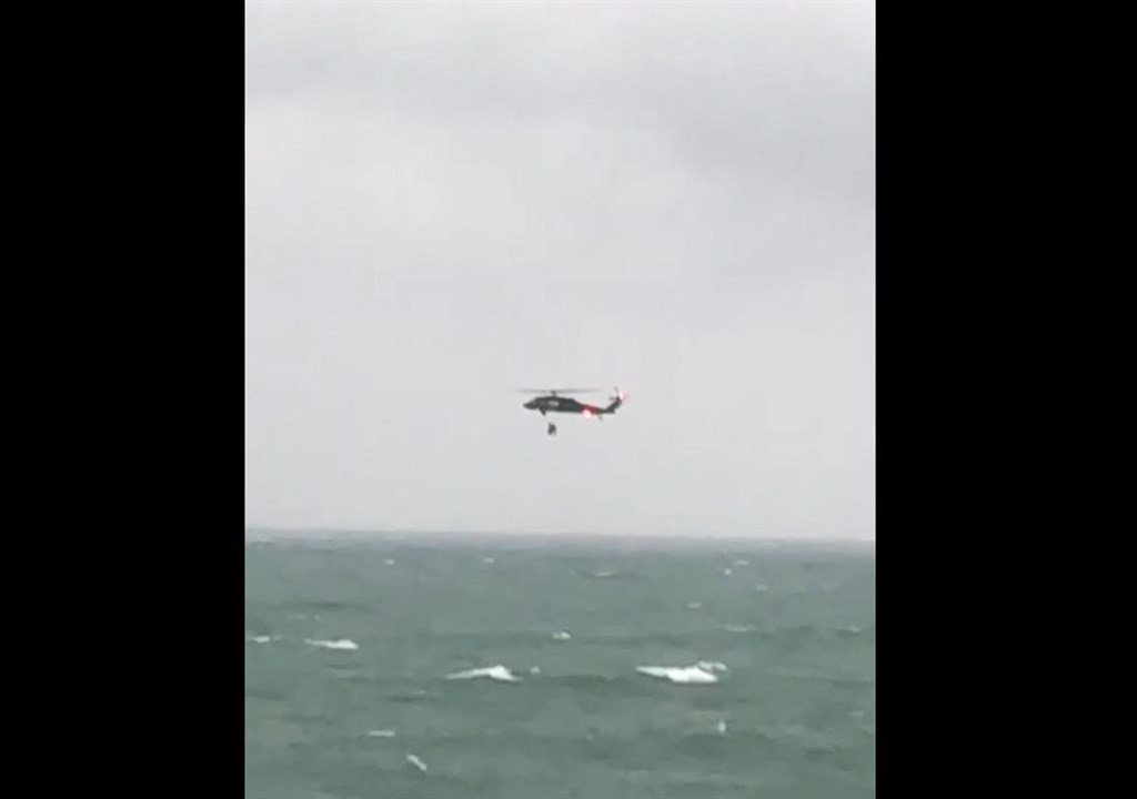 空軍志航基地2架F-5E戰機22日疑發生空中擦撞墜海，2飛行員跳傘，下午4時在海上發現中尉羅尚樺，初步判斷無意識，已吊掛轉送台東馬偕醫院。圖為吊掛畫面。（網友提供）