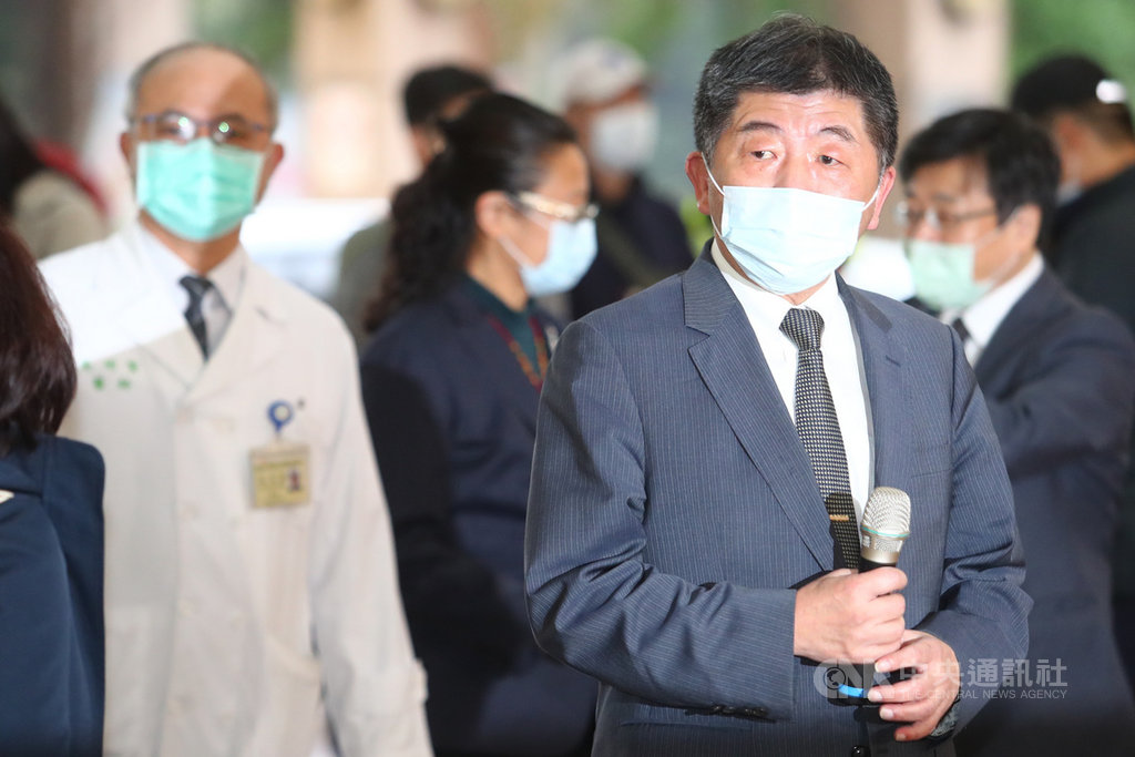 台灣首批牛津AZ疫苗22日開打,行政院長蘇貞昌、衛福部長陳時中(前右)一早就到台大醫院,陳時中在接種疫苗前接受媒體訪問時表示,院長蘇貞昌願意帶頭接種疫苗,讓國人施打更安心,他也會陪同一起接種疫苗。中央社記者王騰毅攝 110年3月22日