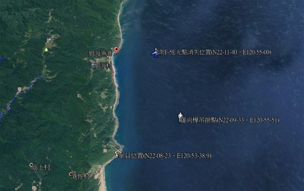 空軍志航基地2架F-5E戰機22日下午執行訓練任務時失聯，其中2、4號機碰撞後落海，2名飛行員跳傘，下午4 時在海上發現中尉羅尚樺，經送台東馬偕醫院搶救，宣告不治。失聯的上尉潘穎諄持續搜尋中。（國搜中心提供）中央社記者黃麗芸傳真 110年3月22日