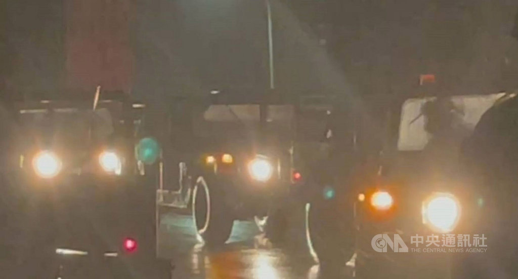 台東志航空軍基地2架F-5E戰機22日執行訓練任務時碰撞落海,飛官羅尚樺殉職,另一飛官潘穎諄失蹤。搜索行動不因雨勢中斷,晚間軍方派遣大批人力和車輛投入搜救。(民眾提供)中央社記者郭芷瑄傳真 110年3月22日