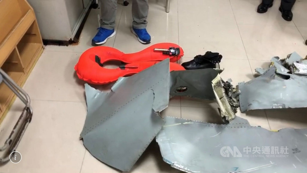 空軍台東基地2架F-5E戰機22日在屏東牡丹鄉旭海海域碰撞墜機,國軍漏夜搜尋失蹤飛官潘穎諄,23日在附近海岸線找到鞋子、救生衣和機體殘骸。(民眾提供)中央社記者郭芷瑄傳真 110年3月23日