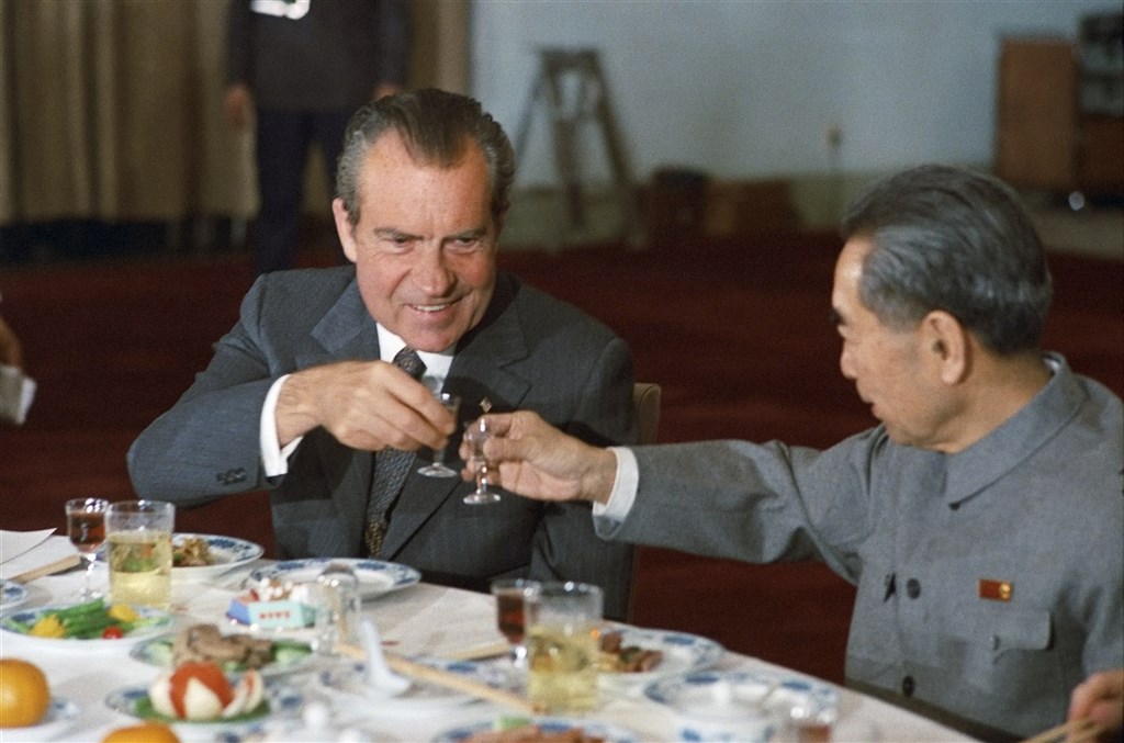 1972年美國時任總統尼克森(左)出訪中國,和中國總理周恩來(右)展開餐敘。(圖取自維基共享資源,版權屬公眾領域)