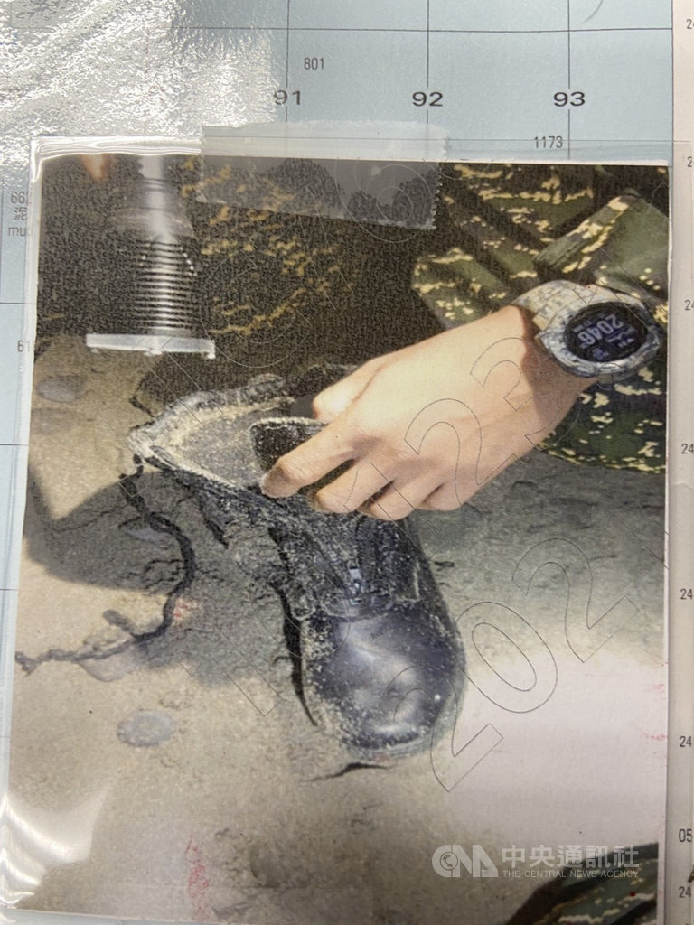 空軍台東基地2架F-5E戰機22日在屏東牡丹鄉旭海海域碰撞墜機,其中飛官羅尚樺先尋獲送醫不治,國軍漏夜搜尋失蹤飛官潘穎諄,23日在附近海岸線找到鞋子。(軍方提供)中央社記者郭芷瑄傳真 110年3月23日