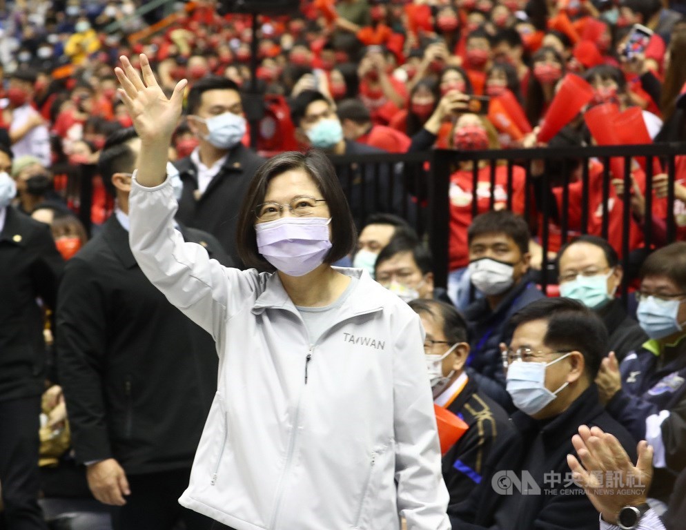 美媒GZERO Media近期側寫總統蔡英文(前),提及她成功帶領台灣對抗2019冠狀病毒疾病,面對北京施壓有如以貓對狼,「或許是中國在世界上最畏懼的女性」。圖為7日HBL高中籃球聯賽總決賽,蔡總統現身向現場民眾揮手致意。(中央社檔案照片)