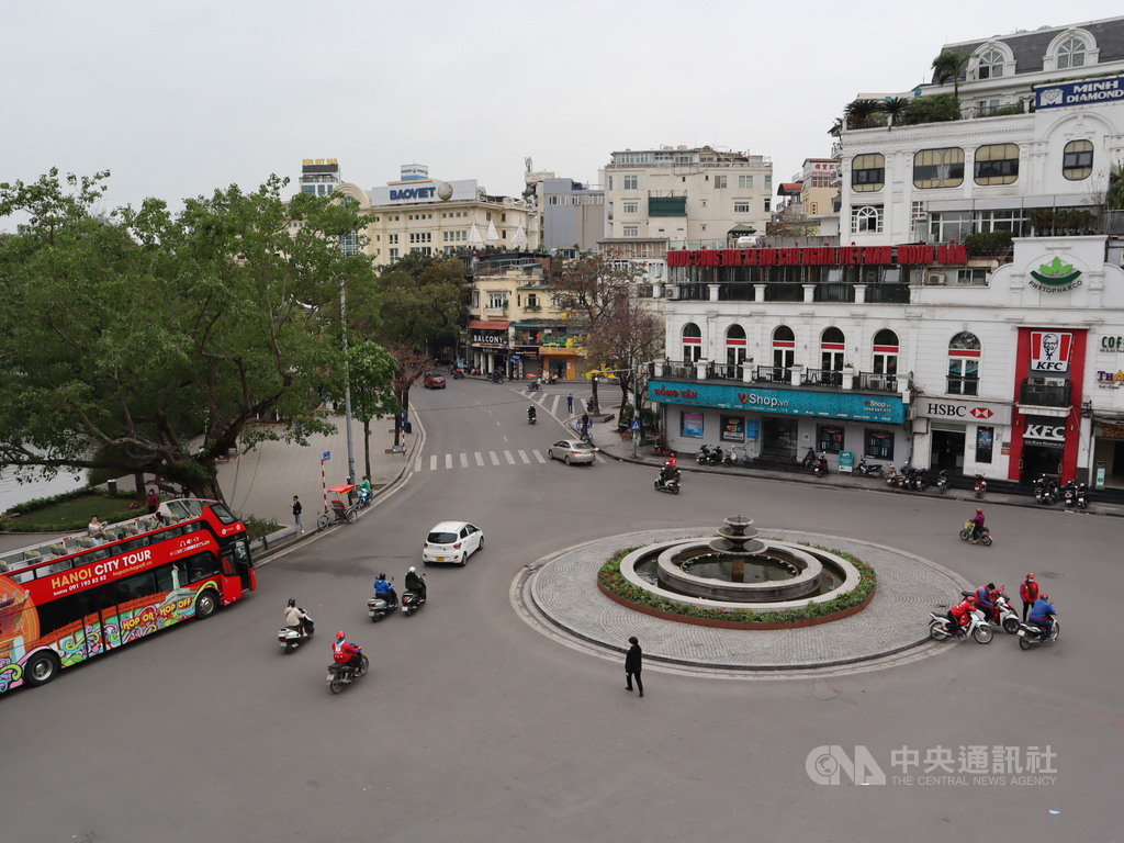越南鎖國防疫屆滿週年,河內市中心東京義塾廣場(Dong Kinh Nghia Thuc Square)以往被外國旅客塞爆,如今卻是天差地別的冷清景象。圖攝於22日。中央社記者陳家倫河內攝 110年3月24日
