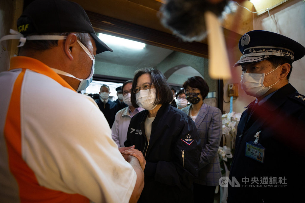 總統蔡英文(中)24日前往台東市立殯儀館弔唁殉職中尉羅尚樺,並逐一慰問羅尚樺的家人,羅尚樺的父親(左)向總統泣訴「我好痛」,也感謝國家栽培他兒子,讓羅尚樺完成夢想。(總統府提供)中央社記者盧太城台東傳真 110年3月24日