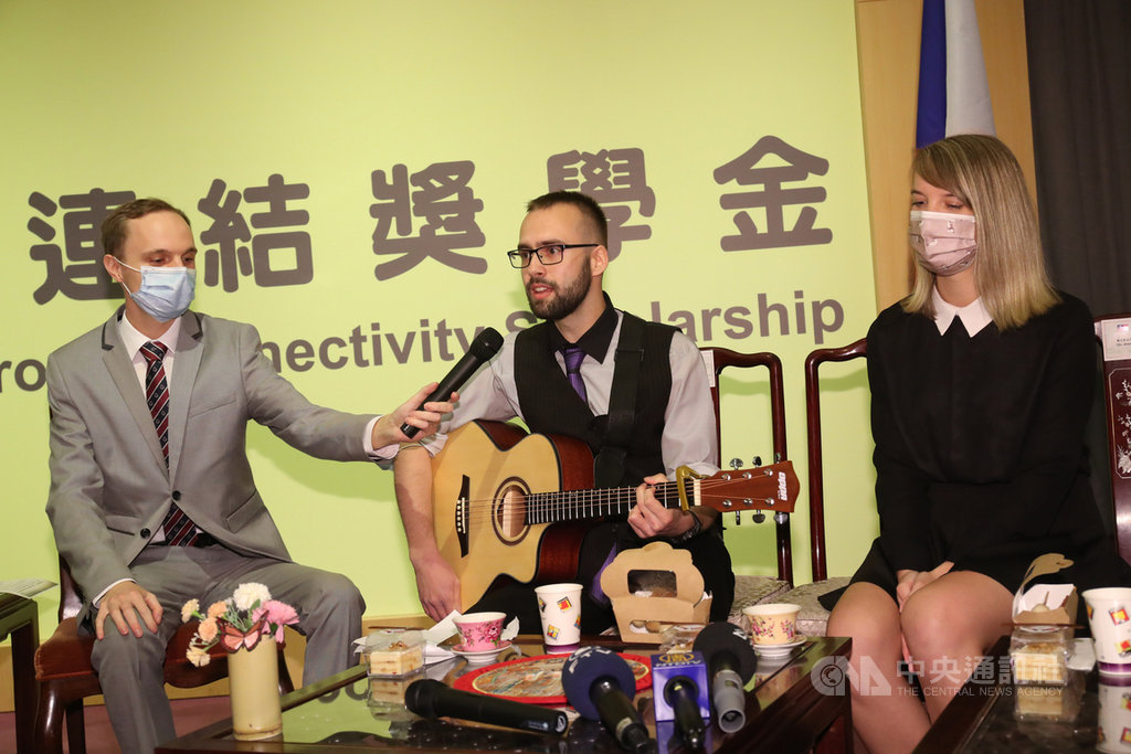 外交部設置「台歐連結獎學金」計畫,當中包含捷克專案,26日下午在台北邀請捷克學生出席分享會,有學生現場分享自創中文歌曲,展現多才多藝的一面。中央社記者吳家昇攝 110年3月26日