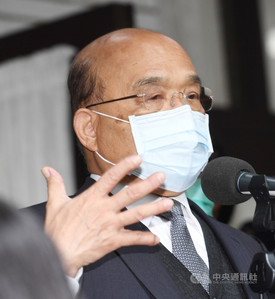 歐陽娜娜等台灣藝人近日為中國對台宣傳媒體錄製預告片。行政院長蘇貞昌(圖)26日在立法院受訪表示,今天維持民主自由是多麼的不簡單,像香港這樣失去民主自由,被中國一步一步加壓,「幸好我們覺醒得早,台灣需要大家團結一致共抗外敵」。中央社記者施宗暉攝 110年3月26日