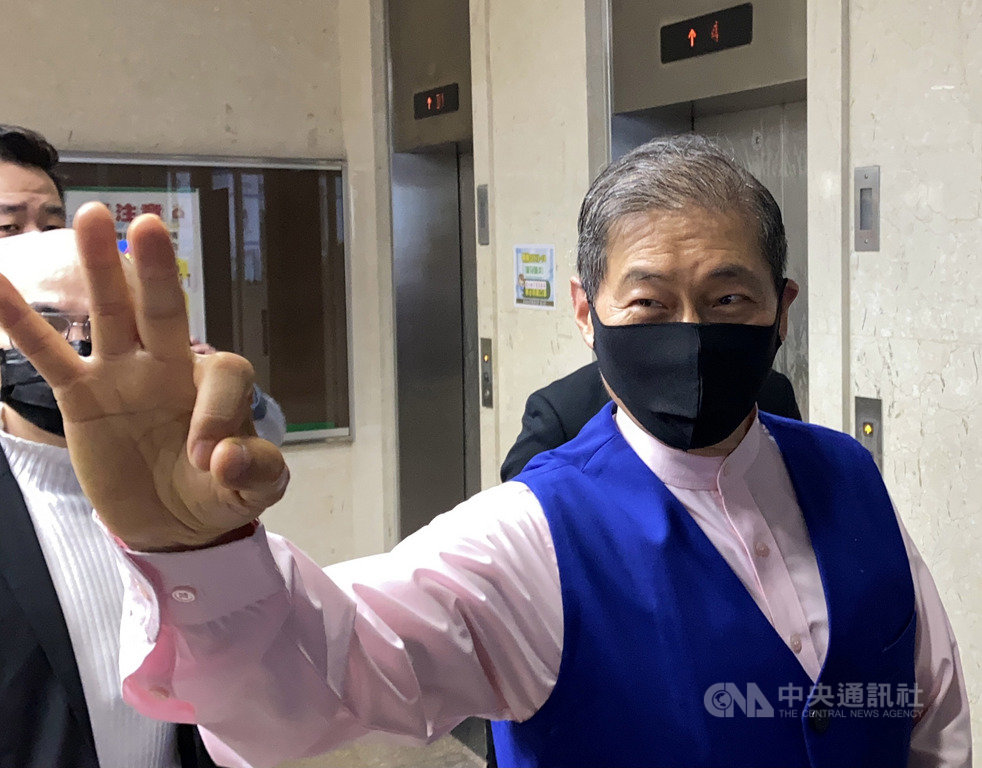 統促黨總裁張安樂(前)先前透露如何協助對岸統戰,培訓青年「由綠轉紅」,台灣高等檢察署今年初分案偵辦,預計將於30日傳喚張安樂說明。張安樂26日到台北地方法院出庭時,右手比出「3」。中央社記者林長順攝 110年3月26日