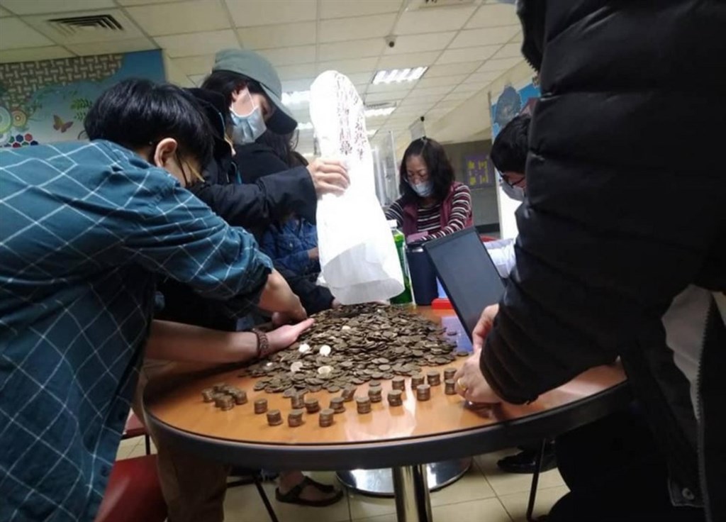 桃園市勞動局為一名外籍移工勞資協調,雇主將2袋裝滿1元硬幣布袋放桌上,要移工自行清點出8938元薪資。(翻攝照片)中央社記者葉臻傳真 110年3月27日