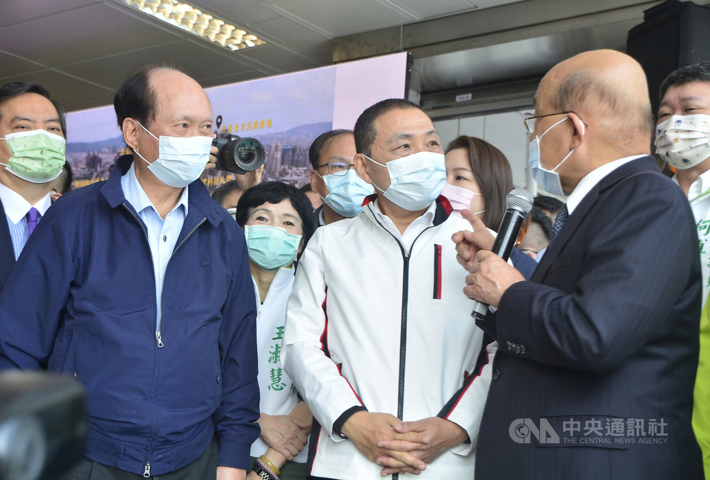 台美簽署海巡合作備忘錄,同一天有20架共機擾台創新高。行政院長蘇貞昌(前右)27日表示,窮兵黷武浪費的是國力、擔憂的是人民;簽備忘錄是為了地區和平,不斷擾台沒有必要。前中為新北市長侯友宜。中央社記者黃旭昇新北攝 110年3月27日
