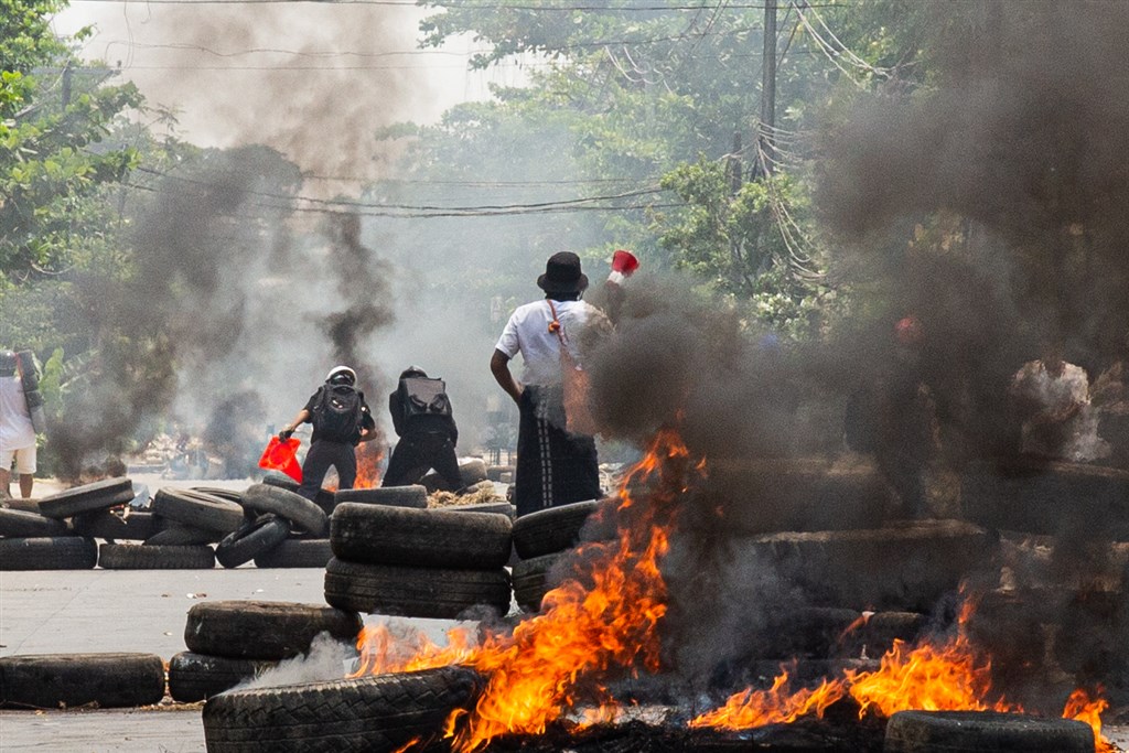 27日是緬甸軍人節，軍方在首都奈比多舉行閱兵活動，成千上萬民眾無懼軍方警告持續上街抗議。圖為仰光示威現場。（安納杜魯新聞社）