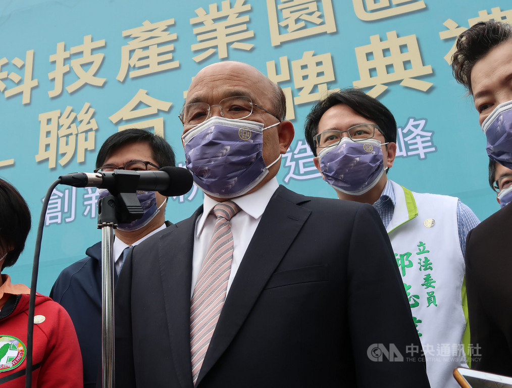 行政院長蘇貞昌(前中)28日指出,核四電廠當年就沒有完整完工,建照早已過期,所有的相關設施也已不在,當年的團隊都已經解散。中央社記者王淑芬攝 110年3月28日