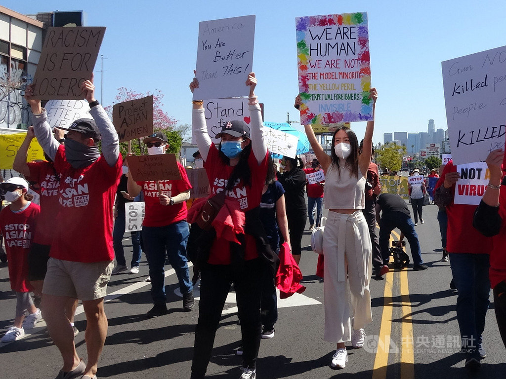 洛杉磯韓國城27日數百人集結,抗議仇恨亞裔事件增多。年輕人手拿標語為亞裔發聲,反對不人道標籤。中央社記者林宏翰洛杉磯攝 110年3月28日