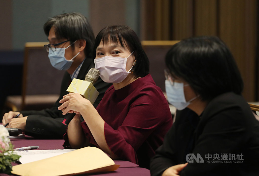 促進轉型正義委員會28日在台北舉行「審定公告第一批不義遺址」記者會,主委楊翠(中)表示,公布不義遺址的意義,主要是還原歷史真相,代表國家承認威權統治時期在某處地點所發生的事件,已嚴重侵害人權、違反自由民主憲政程序。中央社記者裴禛攝 110年3月28日