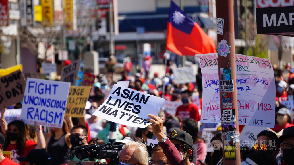 洛杉磯韓國城27日舉行反對仇恨亞裔的遊行,台灣僑民參與其中,有人帶來中華民國國旗。中央社記者林宏翰洛杉磯攝 110年3月28日