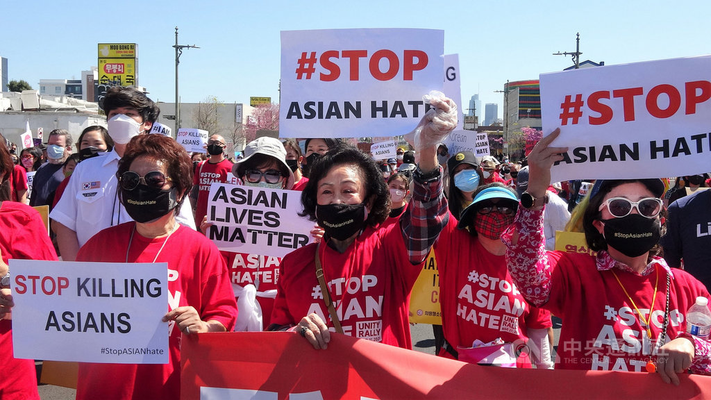 洛杉磯韓國城27日數百人集結,抗議過去一年增多的仇恨亞裔事件。中央社記者林宏翰洛杉磯攝 110年3月28日