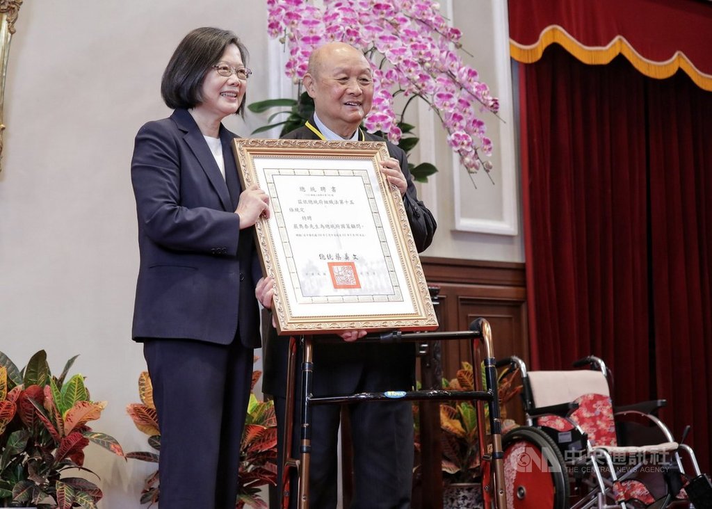 總統蔡英文（左）29日在總統府致送資政、國策顧問聘書。（總統府提供）中央社記者葉素萍傳真　110年3月29日