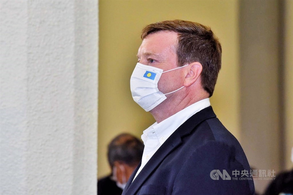 民進黨立委羅致政29日指出,美國駐帛琉大使倪約翰(圖)與帛琉總統惠恕仁隨行訪台,可看出台美關係已拓展到三邊、多邊合作。中央社記者吳睿騏桃園機場攝 110年3月28日