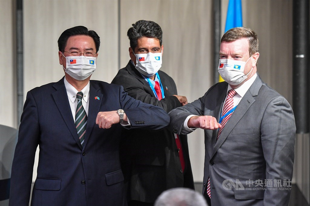 帛琉總統惠恕仁(Surangel Whipps Jr.)(中)29日晚間與外交部長吳釗燮(左)共同舉行國際記者會,美國駐帛琉大使倪約翰(John Hennessey-Niland)(右)也出席。中央社記者鄭清元攝 110年3月29日