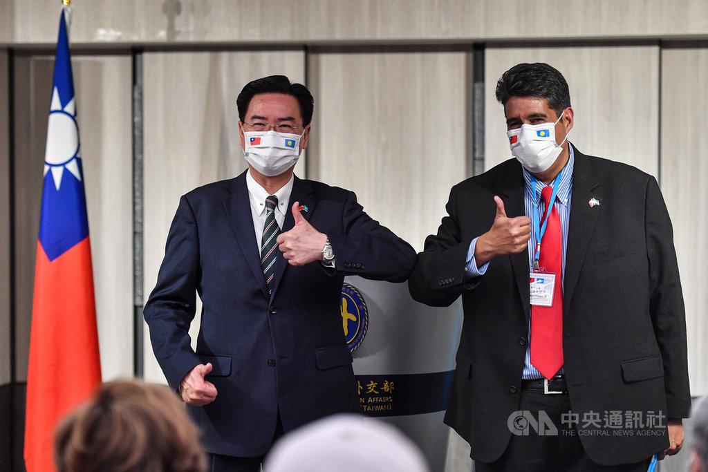 帛琉總統惠恕仁(Surangel Whipps Jr.)(右)率團訪台,29日晚間與外交部長吳釗燮(左)共同舉行國際記者會,兩人向現場媒體比讚致意。中央社記者鄭清元攝 110年3月29日