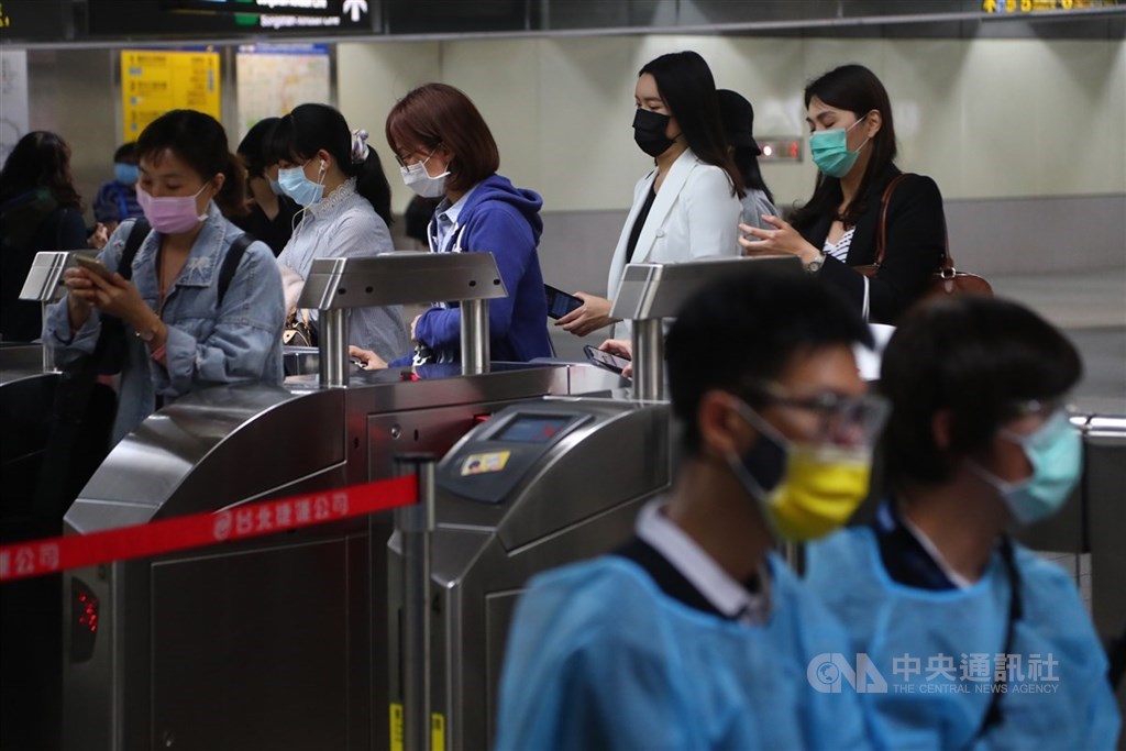 一名女子13日搭乘捷運逃票、拒絕驗票並揮拳攻擊站務員,台北捷運表示將開罰1萬5000元。(示意圖/中央社檔案照片)