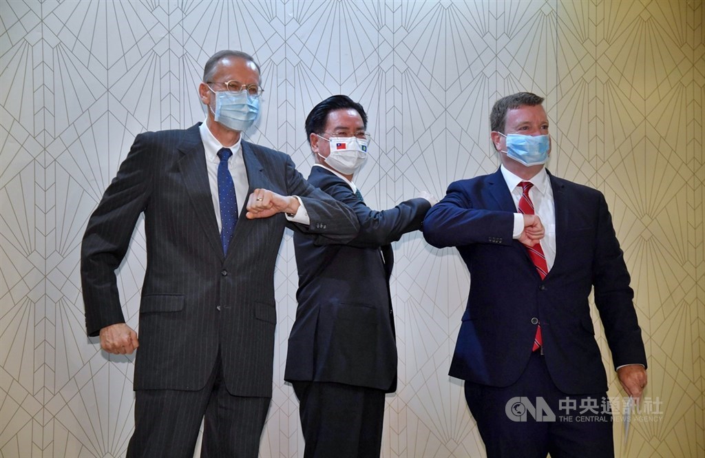 帛琉總統惠恕仁(Surangel Whipps Jr.)率團抵台。外交部長吳釗燮(中)、美國在台協會(AIT)台北辦事處處長酈英傑(Brent Christensen)(左)與美國駐帛琉大使倪約翰(John Hennessey-Niland)(右),30日在台北美福飯店聯袂發表簡短談話,並互碰手肘致意。中央社記者王飛華攝 110年3月30日
