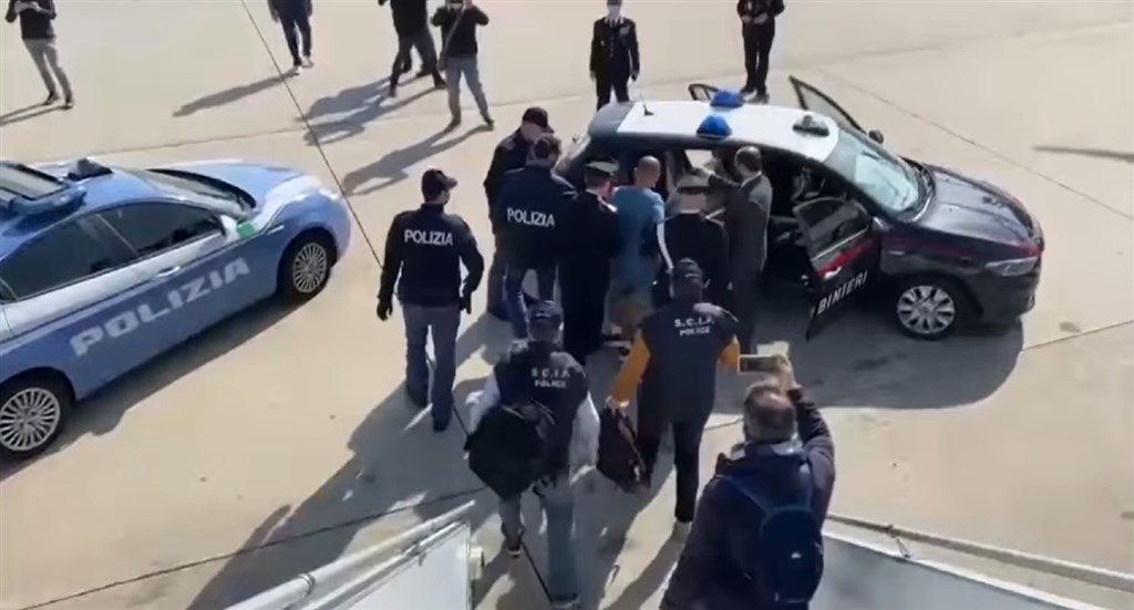 義大利警方表示,一名逃亡多年的黑手黨成員,因為在YouTube上傳烹飪影片意外露出他的刺青,最終形跡敗露被逮。(圖取自facebook.com/InterpolHQ)
