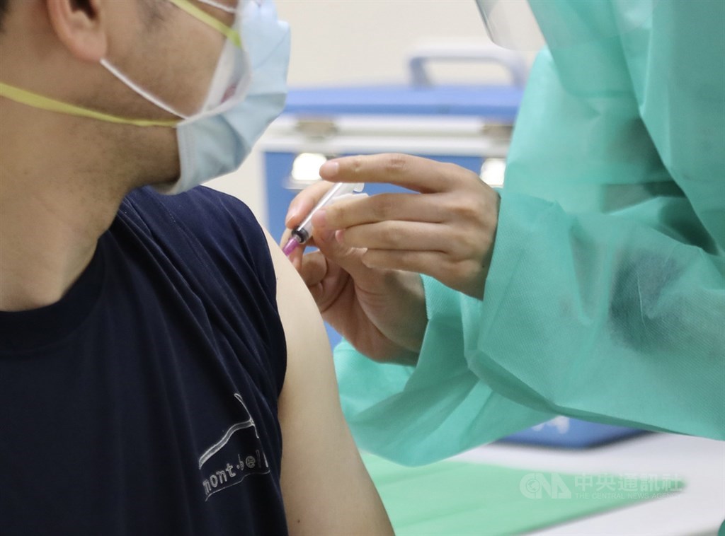 疫苗殘劑開放 即日起18歲以上可預約候補接種 - 外媒报道 - git.io/JJCxX 老实报新闻 少整妖蛾子