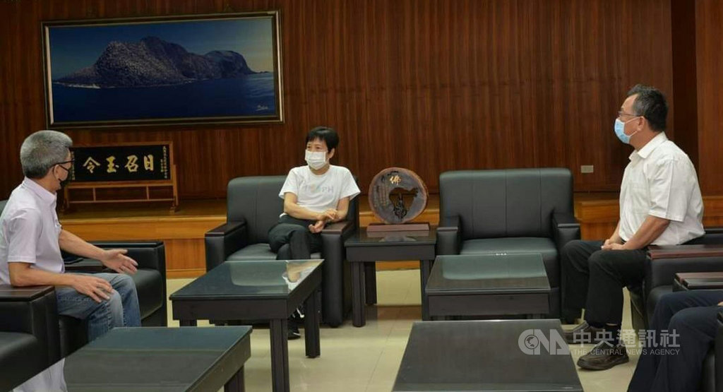 國內COVID-19疫情趨緩,澎湖縣議會議長劉陳昭玲(中)19日指出,建議縣政府比照109年方式普發澎湖縣民振興消費禮金新台幣1000元,方案獲得澎湖縣長賴峰偉(右)、立委楊曜(左)共識,盼在疫情趨緩後,振興地方經濟。(澎湖縣議會提供)