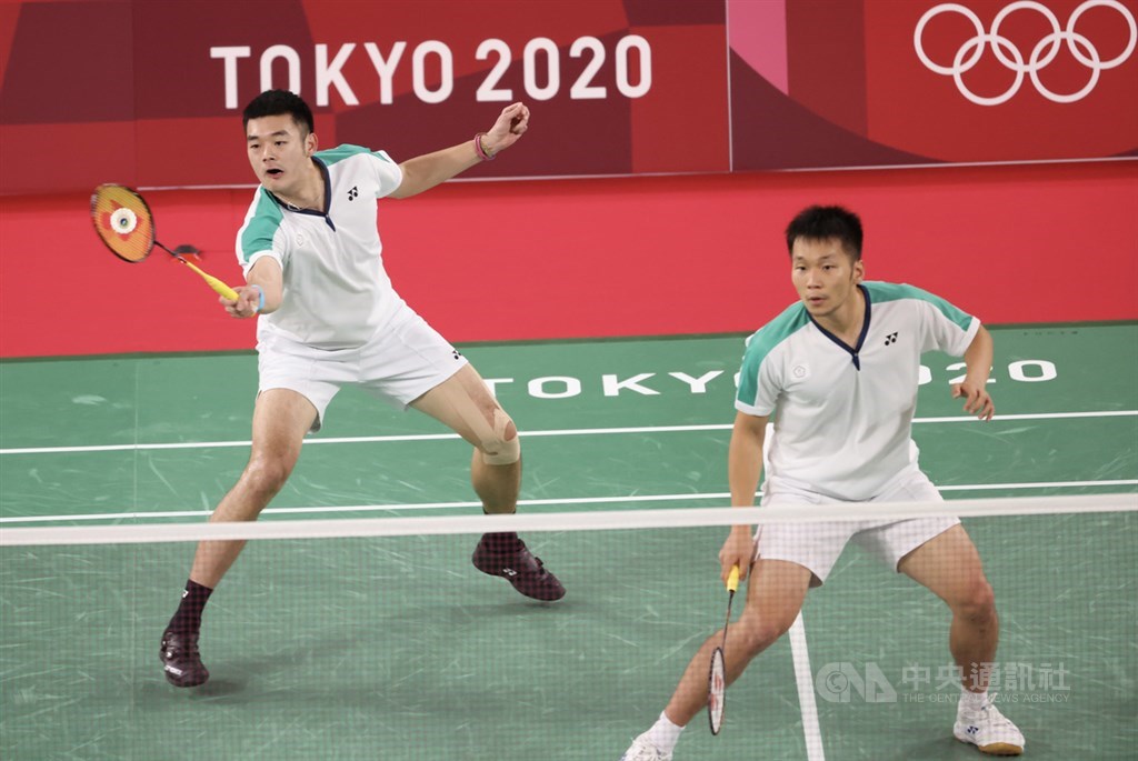 一度在東京奧運羽球男雙小組賽首戰吞敗，台灣好手王齊麟（左）、李洋（右）從差一點小組賽出局到最終奪金，整個過程如倒吃甘蔗，不只中斷中國在奧運羽球男雙3連霸意圖，同時也是奧運羽球男雙史上首對非種子金牌。中央社記者吳家昇攝 110年7月31日