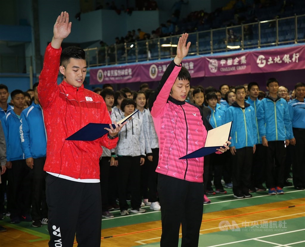 108年第一次全國羽球排名賽由全新男雙組合李洋（前右）與王齊麟（前左）代表宣誓，兩人從北市中山國中就是同學，等了快9年才總算聯拍，這次排名賽將是兩人聯手重新出發的起點。中央社記者龍柏安攝 108年1月15日
