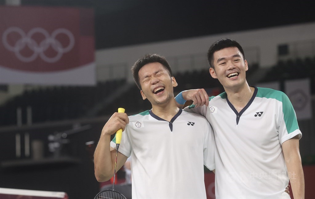 東京奧運羽球男雙關鍵金牌戰31日晚間登場，台灣組合李洋（左）、王齊麟（右）雖一度落後，但成功頂住壓力，拍落中國組合奪下金牌，兩人賽後笑開懷。中央社記者吳家昇攝 110年7月31日