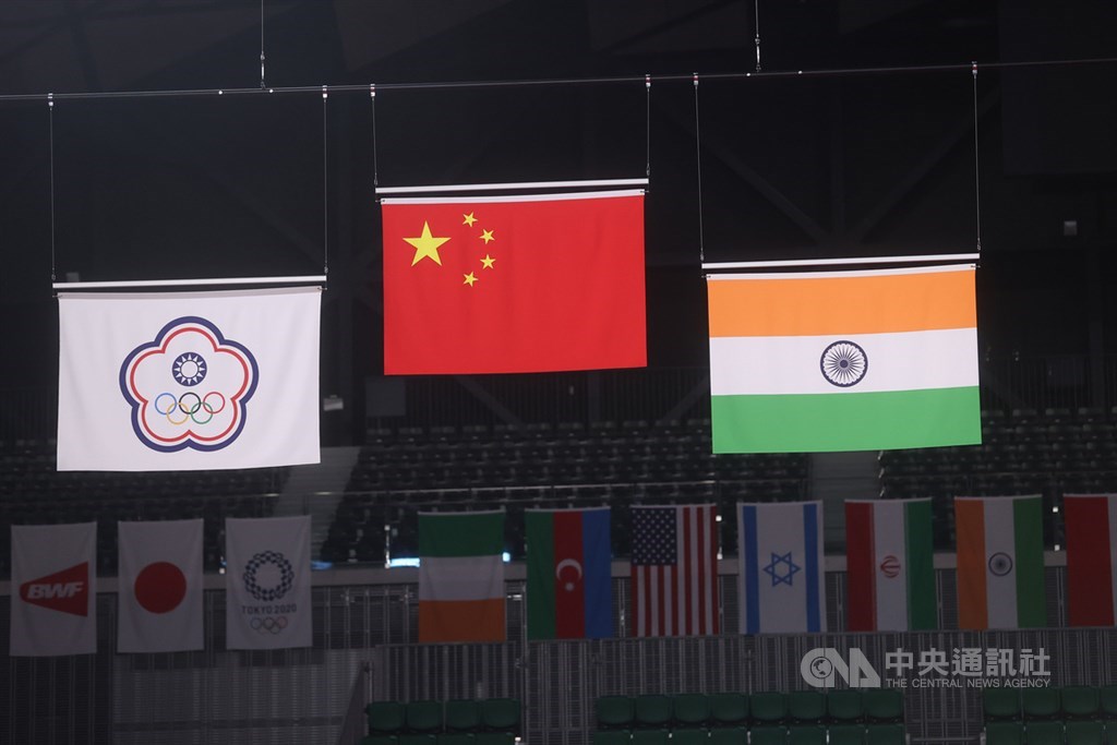 東京奧運羽球女單金牌戰1日晚間登場，世界球后戴資穎為台灣再添一面銀牌，這也是台灣奧運羽球隊史在女單項目中的最佳成績。賽後中華隊旗在場中緩緩升起。中央社記者吳家昇攝 110年8月1日