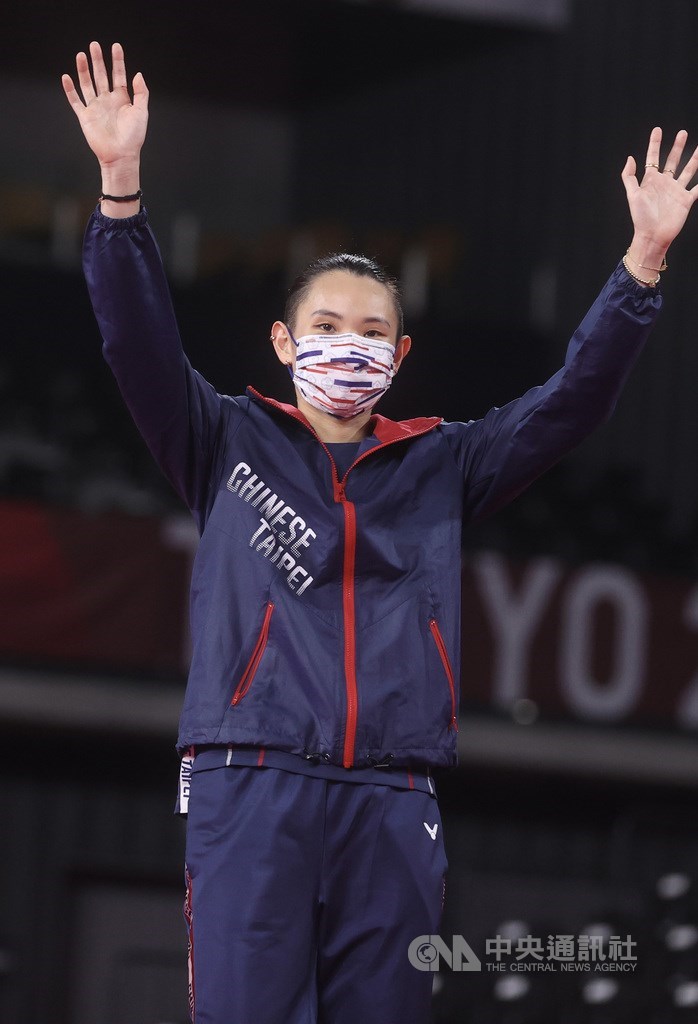羽球球后戴資穎（前）1日晚間在東京奧運羽球女子單打決賽不敵中國好手陳雨菲，無緣金牌，但仍為台灣再添一面銀牌，賽後頒獎前戴資穎揮手向眾人致意。中央社記者吳家昇攝　110年8月1日