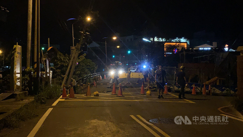 雲林斗六晚間道路下陷封閉搶修初判地基掏空 地方 中央社cna